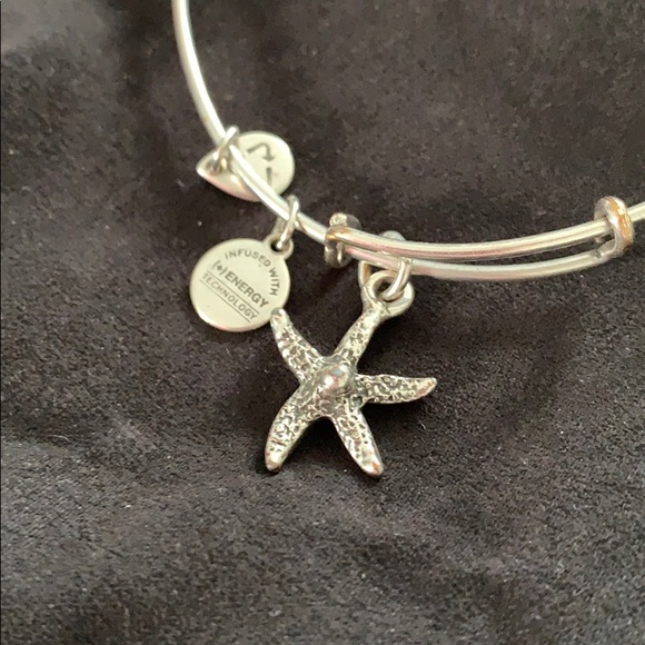 Starfish Bangle - Picture 2 of 3